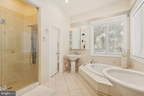 Bath - 8268 Roxborough Loop, Gainesville, VA 20155 photo 6 of 9
