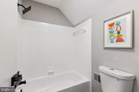 Bath - 15056 Silver Leaf Ct, Dumfries, VA 22025 photo 2 of 3