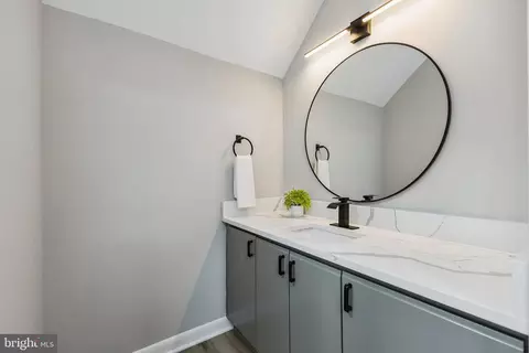Bath - 15056 Silver Leaf Ct, Dumfries, VA 22025 photo 3 of 3