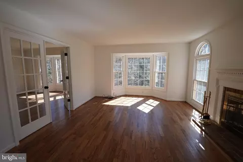 Living - 6195 River Forest Dr, Manassas, VA 20112 photo 4 of 10