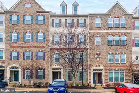 6908 Kona Dr, Gainesville, VA 20155
