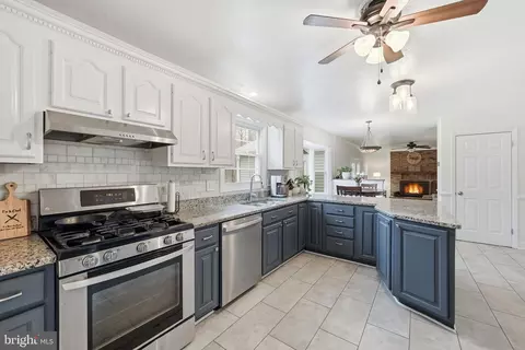 Kitchen - 15139 Eclipse Dr, Manassas, VA 20112 photo 2 of 4
