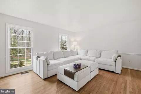 Living - 15139 Eclipse Dr, Manassas, VA 20112 photo 2 of 5