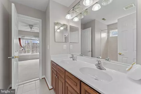 Bath - 19228 Buna St, Triangle, VA 22172 photo 5 of 8
