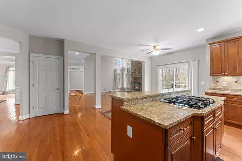 Kitchen - 19228 Buna St, Triangle, VA 22172 photo 8 of 9