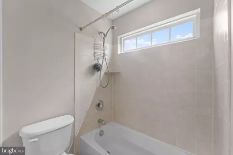 Bath - 19228 Buna St, Triangle, VA 22172 photo 6 of 8