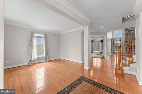 Living - 19228 Buna St, Triangle, VA 22172 photo 2 of 14
