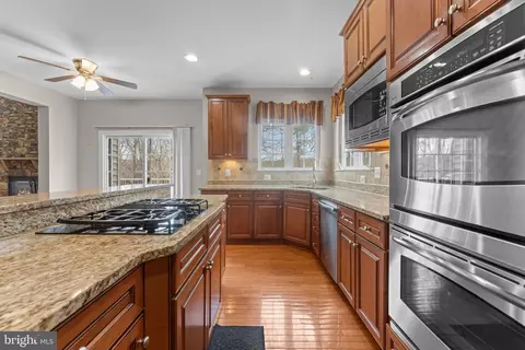 Kitchen - 19228 Buna St, Triangle, VA 22172 photo 7 of 9