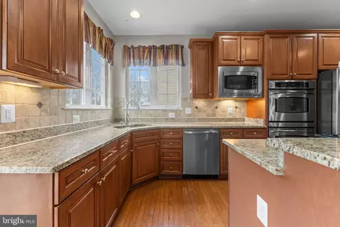 Kitchen - 19228 Buna St, Triangle, VA 22172 photo 5 of 9