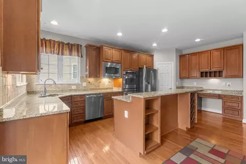 Kitchen - 19228 Buna St, Triangle, VA 22172 photo 3 of 9