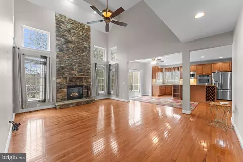 Living - 19228 Buna St, Triangle, VA 22172 photo 7 of 14