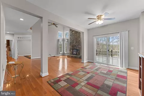 Living - 19228 Buna St, Triangle, VA 22172 photo 11 of 14