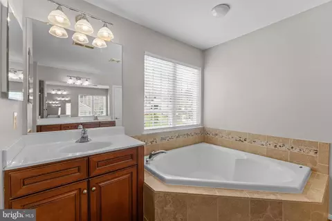 Bath - 19228 Buna St, Triangle, VA 22172 photo 1 of 8