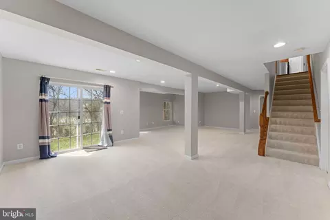Living - 19228 Buna St, Triangle, VA 22172 photo 13 of 14