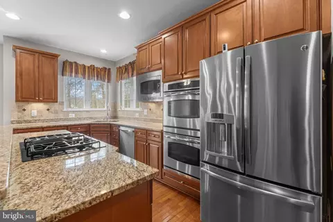 Kitchen - 19228 Buna St, Triangle, VA 22172 photo 6 of 9