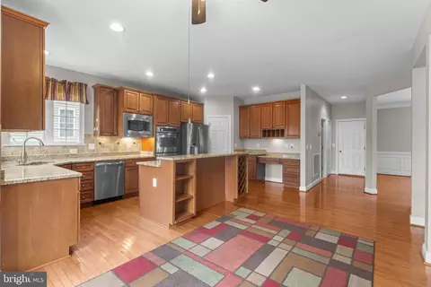 Kitchen - 19228 Buna St, Triangle, VA 22172 photo 4 of 9