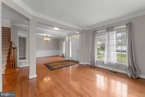 Living - 19228 Buna St, Triangle, VA 22172 photo 4 of 14