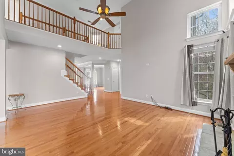 Living - 19228 Buna St, Triangle, VA 22172 photo 10 of 14