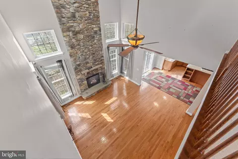 Living - 19228 Buna St, Triangle, VA 22172 photo 12 of 14