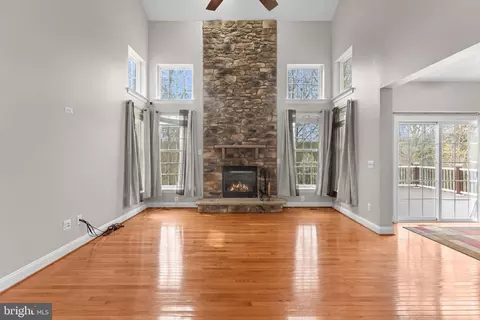 Living - 19228 Buna St, Triangle, VA 22172 photo 9 of 14