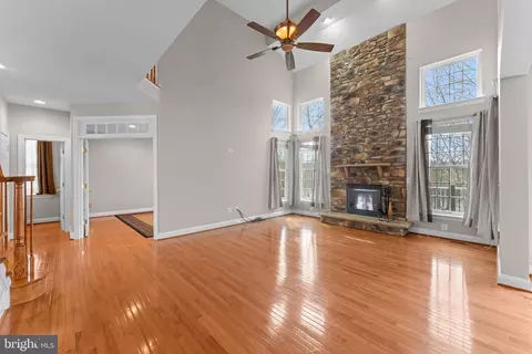 Living - 19228 Buna St, Triangle, VA 22172 photo 8 of 14