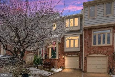 124 E Colonial Dr, Occoquan, VA 22125