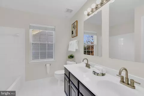 Bath - 8304 Tenbrook Dr, Gainesville, VA 20155 photo 2 of 3