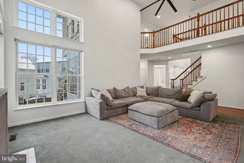 Living - 19201 Buna St, Triangle, VA 22172 photo 1 of 4