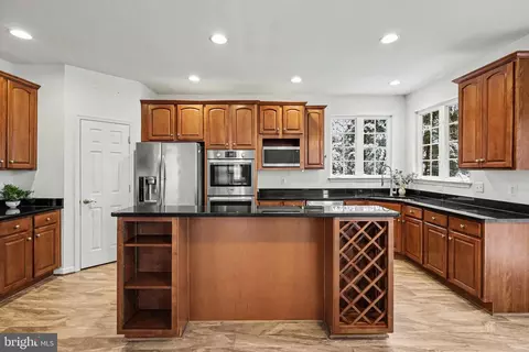 Kitchen - 19201 Buna St, Triangle, VA 22172 photo 5 of 5