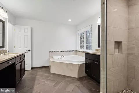 Bath - 19201 Buna St, Triangle, VA 22172 photo 2 of 4