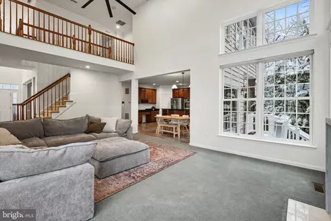 Living - 19201 Buna St, Triangle, VA 22172 photo 4 of 4