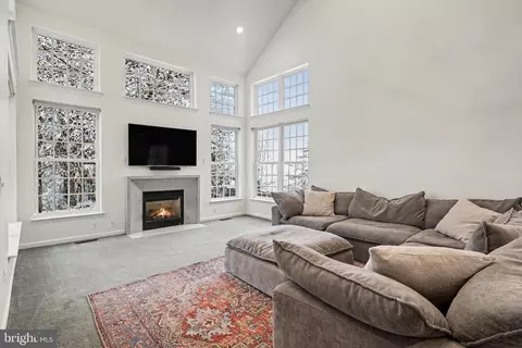 Living - 19201 Buna St, Triangle, VA 22172 photo 3 of 4