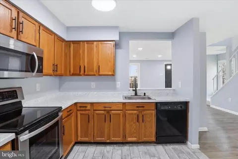 Kitchen - 7545 Belle Grae Dr, Manassas, VA 20109 photo 2 of 3