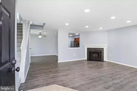 Living - 7545 Belle Grae Dr, Manassas, VA 20109 photo 1 of 5