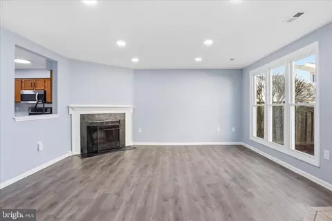 Living - 7545 Belle Grae Dr, Manassas, VA 20109 photo 2 of 5