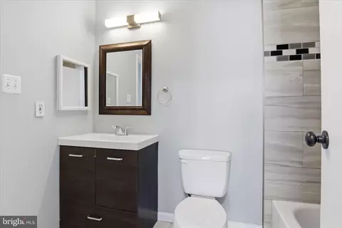 Bath - 7545 Belle Grae Dr, Manassas, VA 20109 photo 1 of 4