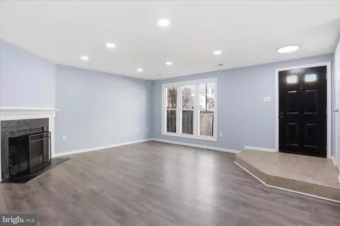 Living - 7545 Belle Grae Dr, Manassas, VA 20109 photo 3 of 5
