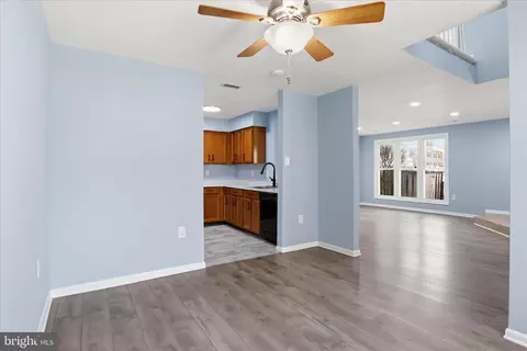 Living - 7545 Belle Grae Dr, Manassas, VA 20109 photo 5 of 5