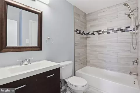 Bath - 7545 Belle Grae Dr, Manassas, VA 20109 photo 2 of 4