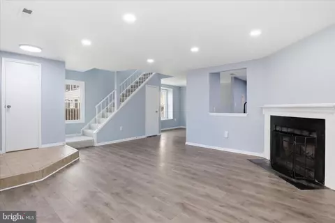 Living - 7545 Belle Grae Dr, Manassas, VA 20109 photo 4 of 5