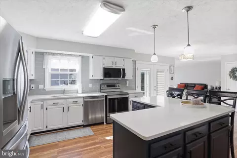 Kitchen - 10410 Labrador Loop, Manassas, VA 20112 photo 5 of 8