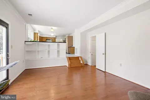 Living - 10400 Labrador Loop, Manassas, VA 20112 photo 9 of 11