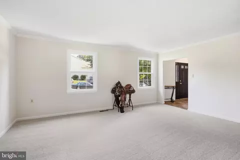 Living - 10400 Labrador Loop, Manassas, VA 20112 photo 6 of 11