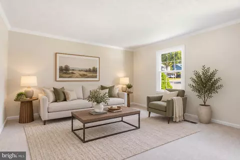 Living - 10400 Labrador Loop, Manassas, VA 20112 photo 2 of 11