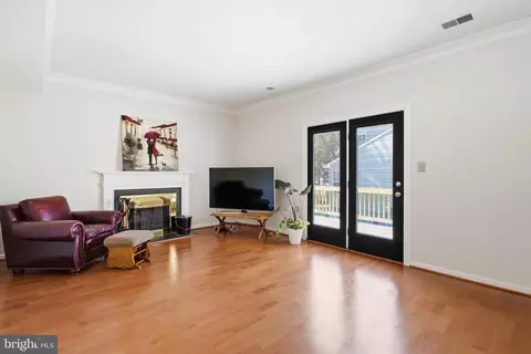 Living - 10400 Labrador Loop, Manassas, VA 20112 photo 7 of 11