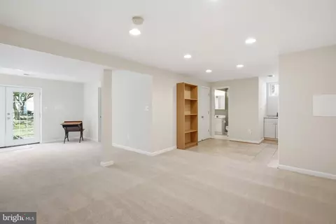 Living - 10400 Labrador Loop, Manassas, VA 20112 photo 4 of 11