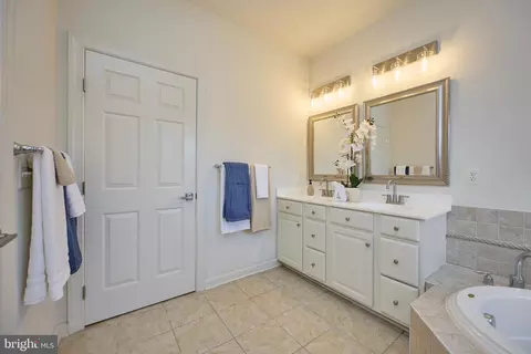 Bath - 6910 Bitterroot Ct, Gainesville, VA 20155 photo 5 of 6