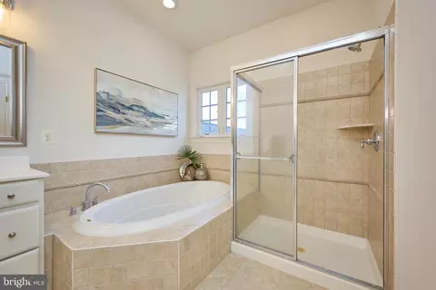 Bath - 6910 Bitterroot Ct, Gainesville, VA 20155 photo 4 of 6