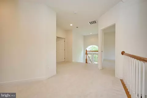 Entry Way - 6910 Bitterroot Ct, Gainesville, VA 20155 photo 6 of 7