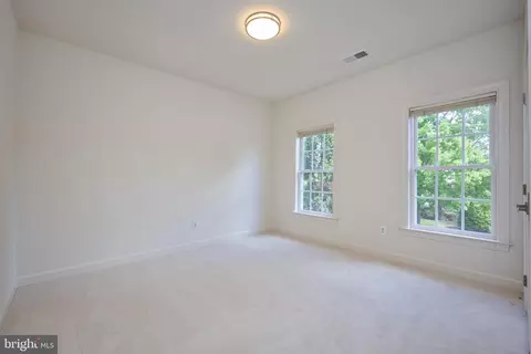 Bedroom - 6910 Bitterroot Ct, Gainesville, VA 20155 photo 3 of 8